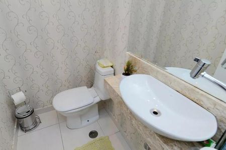 Apartamento à venda com 122m², 6 quartos e 2 vagas Apartamento à venda com 122m², 6 quartos e 2 vagasBanheiro com piso de porcelanato, pia de porcelanato e papel higiênico amarelo.