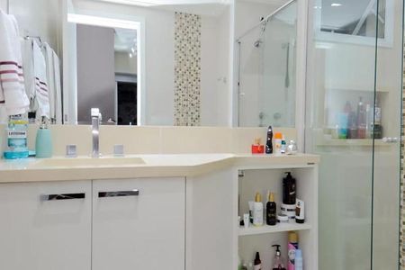 Apartamento à venda com 122m², 6 quartos e 2 vagas Apartamento à venda com 122m², 6 quartos e 2 vagasBanheiro com pia e espelho, com produtos de higiene e beleza organizados em prateleiras.