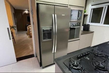 Apartamento à venda com 122m², 6 quartos e 2 vagas Apartamento à venda com 122m², 6 quartos e 2 vagasCozinha com geladeira, fogão e pia, com iluminação boa e acabamento de madeira e granito.