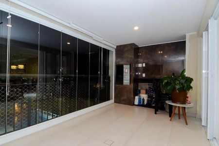 Apartamento à venda com 122m², 6 quartos e 2 vagas Apartamento à venda com 122m², 6 quartos e 2 vagasEspaço de entrada com janelas de vidro e iluminação natural.