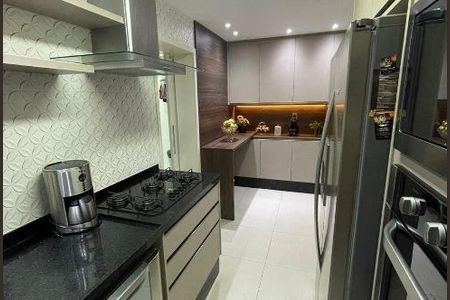 Apartamento à venda com 122m², 6 quartos e 2 vagas Apartamento à venda com 122m², 6 quartos e 2 vagasCozinha com móveis de madeira, piso de porcelanato e iluminação adequada.