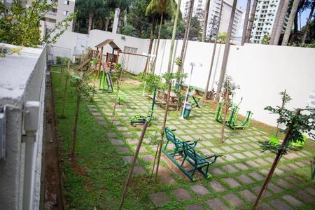 Apartamento à venda com 91m², 3 quartos e 2 vagas Apartamento à venda com 91m², 3 quartos e 2 vagasÁrea de lazer com equipamentos de exercícios e área de descanso com bancos e mesa de madeira.