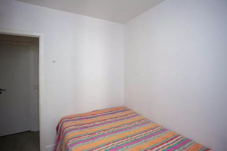 Apartamento à venda com 91m², 3 quartos e 2 vagas Apartamento à venda com 91m², 3 quartos e 2 vagasCama simples com cobertor colorido em uma sala pequena, com porta e janelas pequenas.
