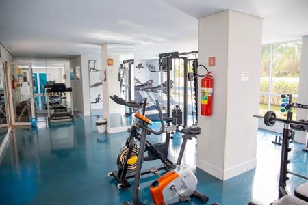Apartamento à venda com 91m², 3 quartos e 2 vagas Apartamento à venda com 91m², 3 quartos e 2 vagasGinásio com equipamentos de exercícios e uma vista para o jardim.