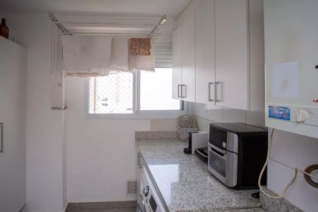 Apartamento à venda com 91m², 3 quartos e 2 vagas Apartamento à venda com 91m², 3 quartos e 2 vagasCozinha com piso de granito, bancada de granito, geladeira e fogão, janela pequena, iluminação boa, nenhuma decoração, qualidade 80, confiança 0.8