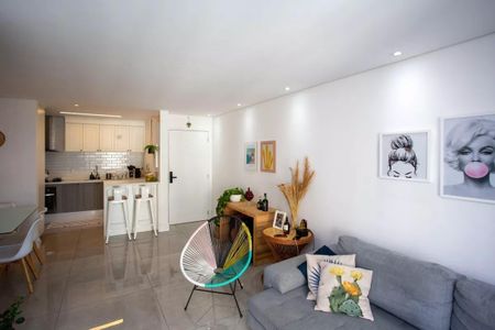 Sala com sofá, mesa e cadeiras, com decoração minimalista e iluminação natural. de apartamento à venda com 3 quartos, 91m² em Centro, Diadema
