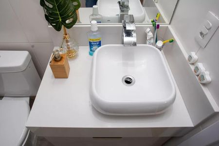 Apartamento à venda com 91m², 3 quartos e 2 vagas Apartamento à venda com 91m², 3 quartos e 2 vagasBanheiro com pia branca e vaso sanitário branco, com decoração simples e limpo.