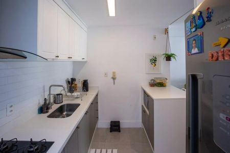 Apartamento à venda com 91m², 3 quartos e 2 vagas Apartamento à venda com 91m², 3 quartos e 2 vagasCozinha simples, com móveis em tons de cinza e branco, iluminação natural e equipamentos básicos.
