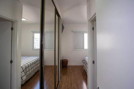 Apartamento à venda com 91m², 3 quartos e 2 vagas Apartamento à venda com 91m², 3 quartos e 2 vagasQuarto simples com cama de solteiro e armários de vidro.