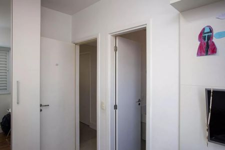 Apartamento à venda com 91m², 3 quartos e 2 vagas Apartamento à venda com 91m², 3 quartos e 2 vagasParede branca com duas portas abertas e uma porta fechada, com uma parede branca e um teto branco.