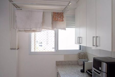 Apartamento à venda com 91m², 3 quartos e 2 vagas Apartamento à venda com 91m², 3 quartos e 2 vagasCobertor e toalhas penduradas em uma estrutura de secagem de roupas, com vista para a rua por uma janela com persianas fechadas.