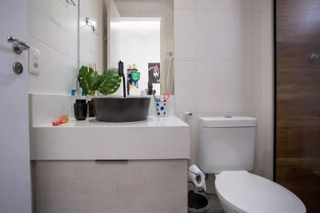 Apartamento à venda com 91m², 3 quartos e 2 vagas Apartamento à venda com 91m², 3 quartos e 2 vagasBanheiro com pia e vaso sanitário brancos, com uma planta verde e um espelho grande.