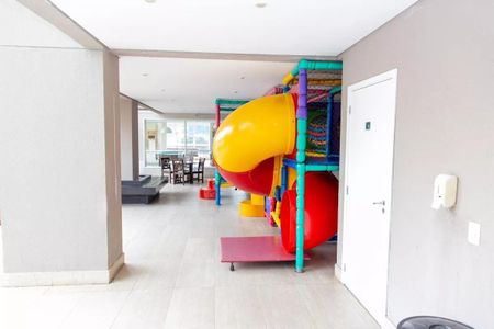 Apartamento à venda com 91m², 3 quartos e 2 vagas Apartamento à venda com 91m², 3 quartos e 2 vagasÁrea de lazer com playground para crianças, com mesa de jantar e vista para o mar.