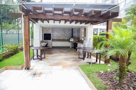 Apartamento à venda com 91m², 3 quartos e 2 vagas Apartamento à venda com 91m², 3 quartos e 2 vagasPergola com churrasqueira e mesa de jantar em área externa de apartamento.