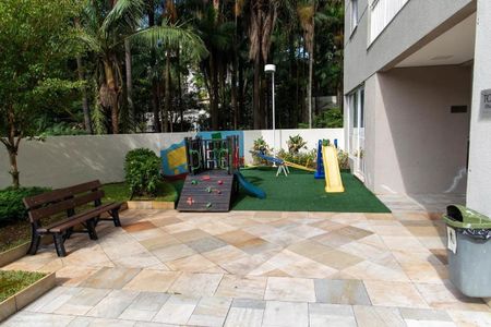 Apartamento à venda com 91m², 3 quartos e 2 vagas Apartamento à venda com 91m², 3 quartos e 2 vagasPátio infantil com escada de madeira, balanço, escorregador e brinquedos coloridos.