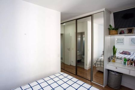 Apartamento à venda com 91m², 3 quartos e 2 vagas Apartamento à venda com 91m², 3 quartos e 2 vagasQuarto simples com cama e armário de vidro, com um banheiro ao fundo.