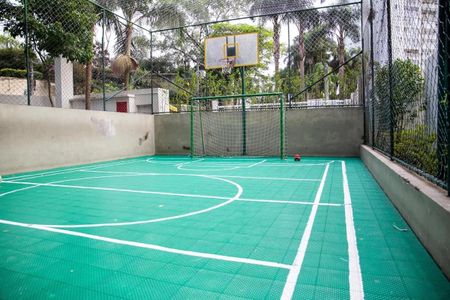Apartamento à venda com 91m², 3 quartos e 2 vagas Apartamento à venda com 91m², 3 quartos e 2 vagasCortiço de futebol e basquete com quadra de tênis, cercado por muro e arame farpado, com vista para árvores e edifícios.