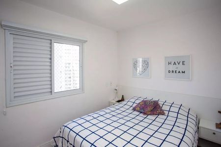 Apartamento à venda com 91m², 3 quartos e 2 vagas Apartamento à venda com 91m², 3 quartos e 2 vagasQuarto simples com cama de solteiro e janela com persianas de madeira.
