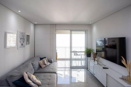 Apartamento à venda com 91m², 3 quartos e 2 vagas Apartamento à venda com 91m², 3 quartos e 2 vagasSala com sofá, TV e vista para a varanda.