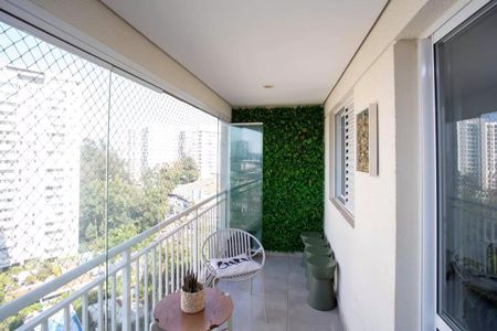 Apartamento à venda com 91m², 3 quartos e 2 vagas Apartamento à venda com 91m², 3 quartos e 2 vagasVaranda com vista para o parque, com móveis simples e decoração minimalista.