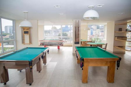 Sala de jogos com duas mesas de bilhar e uma mesa de sinuca, com vista para a cidade. de apartamento à venda com 3 quartos, 91m² em Centro, Diadema