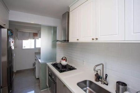 Apartamento à venda com 91m², 3 quartos e 2 vagas Apartamento à venda com 91m², 3 quartos e 2 vagasCozinha com piso de porcelanato, bancada de granito, geladeira e fogão, janela pequena, iluminação boa, nenhuma decoração, qualidade 80, confiança 0.8
