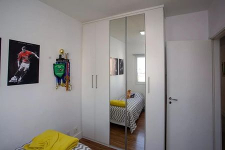 Quarto simples com móveis brancos e uma cama com lençóis amarelos e um quadro de Cristiano Ronaldo na parede. de apartamento à venda com 3 quartos, 91m² em Centro, Diadema