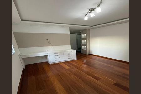 Sala com móveis brancos e iluminação adequada, com piso de madeira e iluminação adequada. de apartamento à venda com 6 quartos, 122m² em Jardim Flor da Montanha, Guarulhos