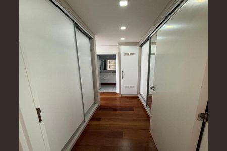 Corredor com armários e iluminação adequada. de apartamento à venda com 6 quartos, 122m² em Jardim Flor da Montanha, Guarulhos