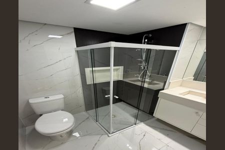 Banheiro com piso de porcelanato, pia de granito e chuveiro de vidro. de apartamento à venda com 6 quartos, 122m² em Jardim Flor da Montanha, Guarulhos