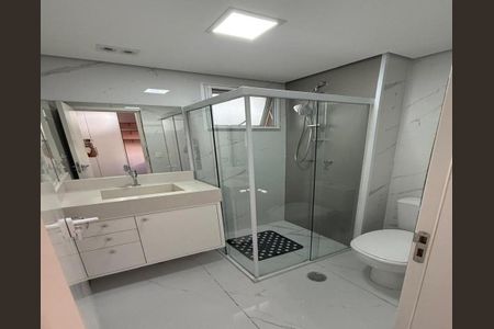 Banheiro com piso de porcelanato, pia e vaso sanitário brancos, e chuveiro com ducha. de apartamento à venda com 6 quartos, 122m² em Jardim Flor da Montanha, Guarulhos