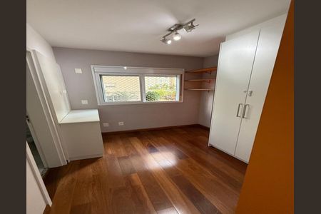 Quarto com piso de madeira, iluminação adequada e móveis brancos, sem decoração. de apartamento à venda com 6 quartos, 122m² em Jardim Flor da Montanha, Guarulhos