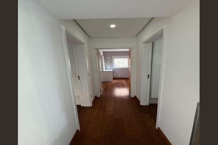 Corredor com piso de madeira e iluminação natural por janela. de apartamento à venda com 6 quartos, 122m² em Jardim Flor da Montanha, Guarulhos