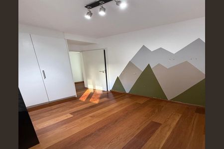 Quarto com paredes brancas, piso de madeira e mural de montanhas na parede lateral. de apartamento à venda com 6 quartos, 122m² em Jardim Flor da Montanha, Guarulhos