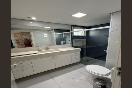 Banheiro com piso de porcelanato, bancada de granito e espelho grande. de apartamento à venda com 6 quartos, 122m² em Jardim Flor da Montanha, Guarulhos