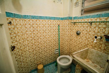 Banheiro de kitnet/studio para alugar com 1 quarto, 25m² em Cidade Ocian, Praia Grande