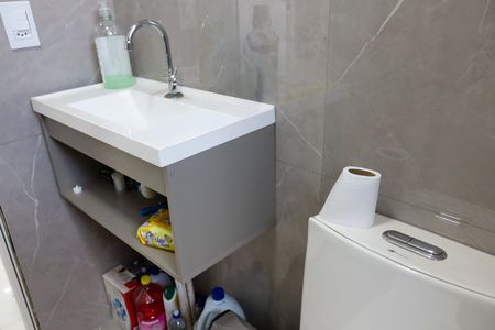 Apartamento à venda com 42m², 2 quartos e 1 vaga Apartamento à venda com 42m², 2 quartos e 1 vagaBanheiro