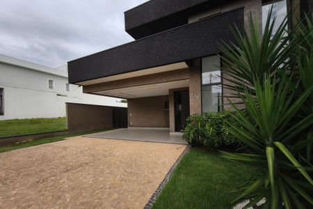 Casa de condomínio para alugar com 210m², 4 quartos e 4 vagas Casa de condomínio para alugar com 210m², 4 quartos e 4 vagasFachada