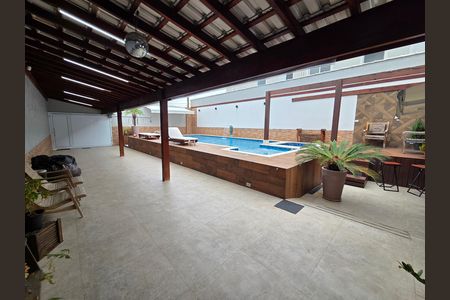 Casa para alugar com 250m², 2 quartos e 2 vagas Casa para alugar com 250m², 2 quartos e 2 vagasPiscina