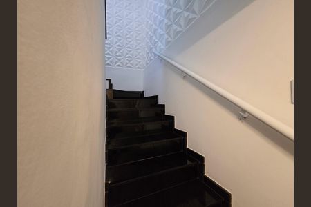 Casa para alugar com 250m², 2 quartos e 2 vagas Casa para alugar com 250m², 2 quartos e 2 vagasEscada