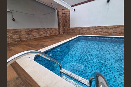 Casa para alugar com 250m², 2 quartos e 2 vagas Casa para alugar com 250m², 2 quartos e 2 vagasPiscina