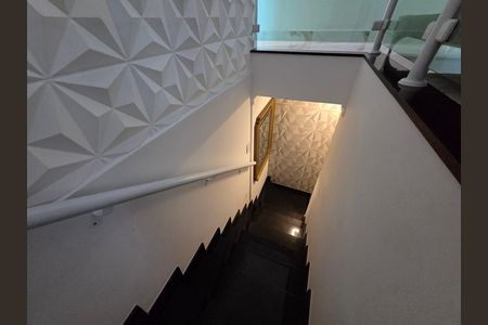 Casa para alugar com 250m², 2 quartos e 2 vagas Casa para alugar com 250m², 2 quartos e 2 vagasEscada