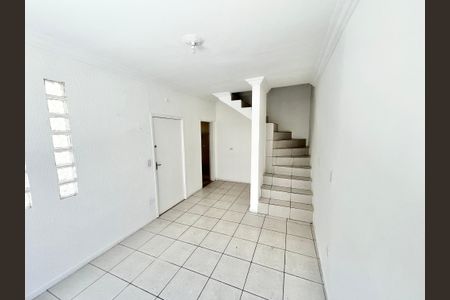 Sala de casa de condomínio para alugar com 2 quartos, 90m² em Jardim Sonia, São Paulo