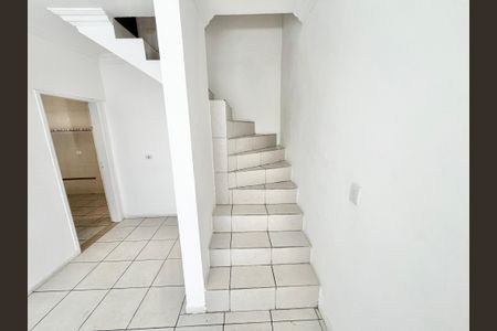 Escada de casa de condomínio para alugar com 2 quartos, 90m² em Jardim Sonia, São Paulo