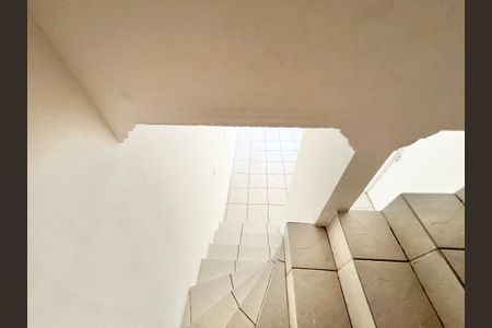 Casa de condomínio à venda com 90m², 2 quartos e 1 vagaEscada