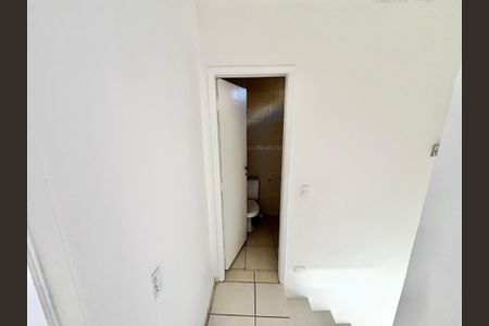 Corredor de casa de condomínio para alugar com 2 quartos, 90m² em Jardim Sonia, São Paulo