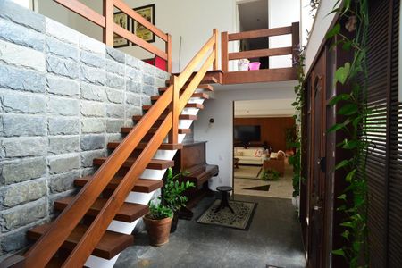 Casa de condomínio para alugar com 1200m², 5 quartos e 3 vagasEscada de Acesso