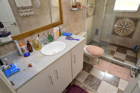 Casa de condomínio para alugar com 1200m², 5 quartos e 3 vagasBanheiro Suíte Inferior