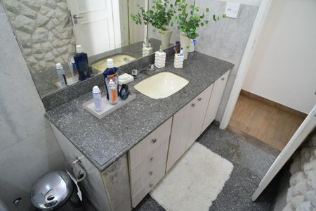 Casa de condomínio para alugar com 1200m², 5 quartos e 3 vagasBanheiro Social