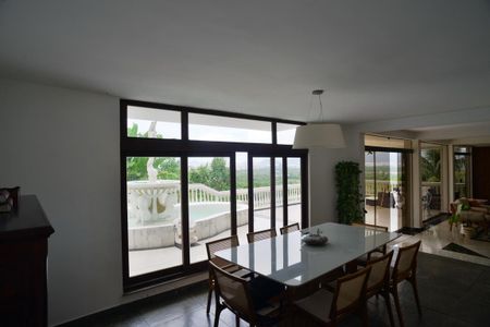 Casa de condomínio para alugar com 1200m², 5 quartos e 3 vagasSala